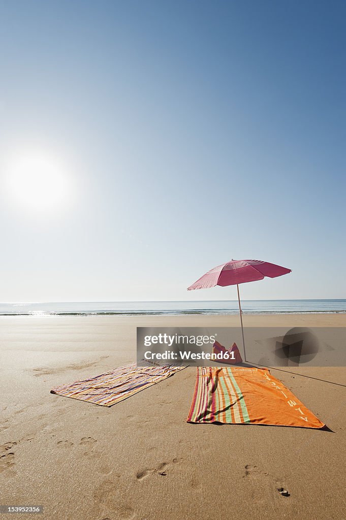 Portugal, Algarve, Sagres, Sunshade and blanket on beach