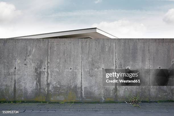 germany, building behind wall - moss imagens e fotografias de stock