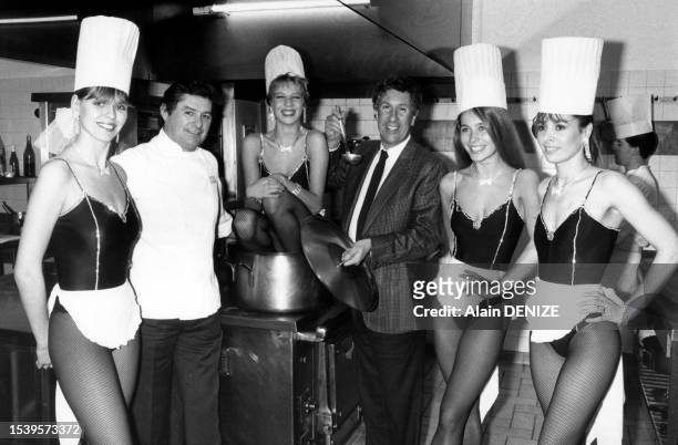 Stéphane Collaro entouré de ses "Coco Girls" et du cuisiner Michel Kéréver pour l'émission télévisée "Cocoricocoboy" le 19 mars 1985.