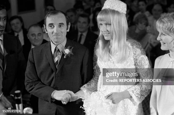 Cérémonie de mariage de Charles Aznavour et de Ulla Thorsell et de son témoin et Petula Clark à Las Vegas aux Etats-Unis le 14 janvier 1967