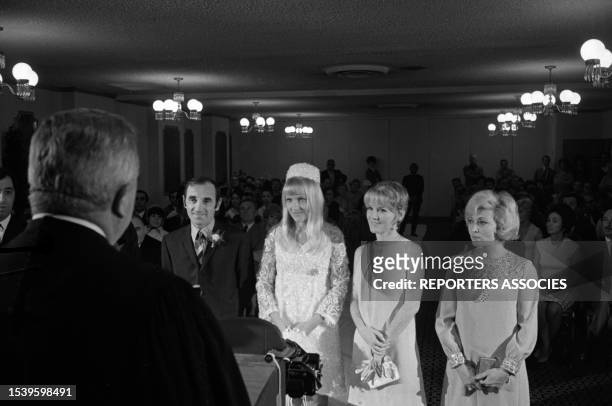 Cérémonie de mariage de Charles Aznavour et de Ulla Thorsell et de son témoin et Petula Clark à Las Vegas aux Etats-Unis le 14 janvier 1967