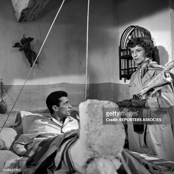 Robert Lamoureux et Betsy Blair sur le tournage du film 'Rencontre à Paris ' en 1956.
