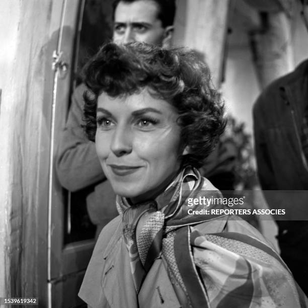 Portrait de Betsy Blair sur le tournage du film 'Rencontre à Paris ' en 1956.