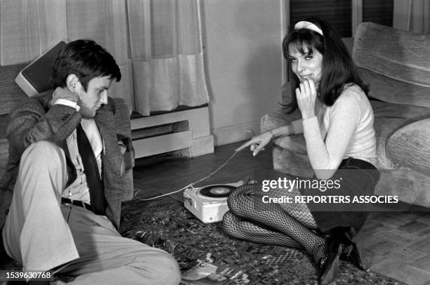 Danièle Gaubert et Pierre Perrin répètent une scène avant le début du tournage du film 'Le Grand Dadais' à Paris le 16 janvier 1967