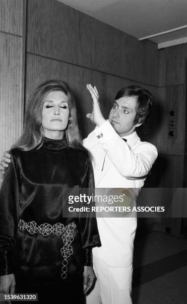 Dalida avec un hypnotiseur lors d'un show télévisé à Paris en 1968