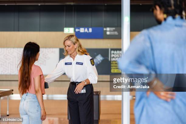 smooth airport journey: professional staff at security check - regras imagens e fotografias de stock