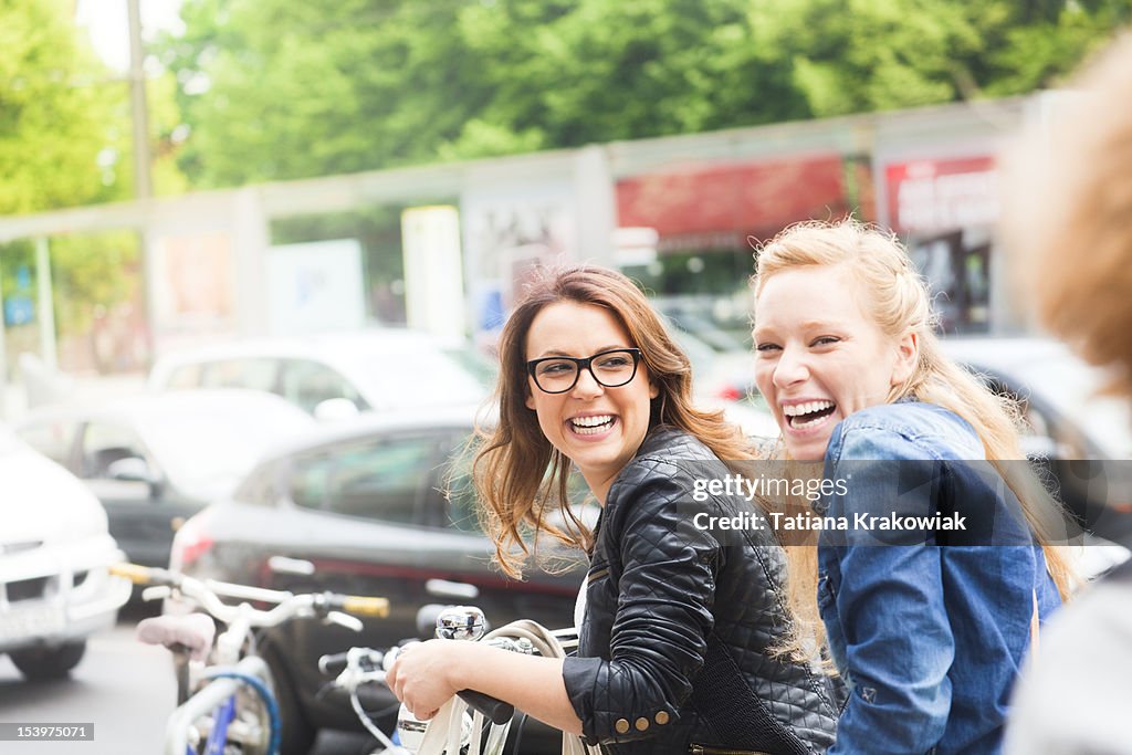 Zwei Mädchen Reiten auf einem Fahrrad