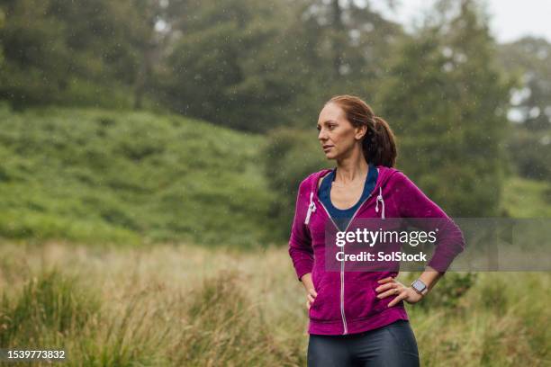 solo runner - running woman woman stock pictures, royalty-free photos & images