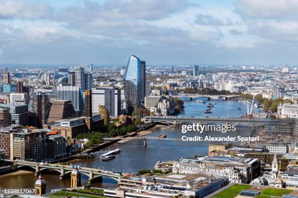 aerial view of london cityscape with thames river and modern skyscrapers on a sunny day, uk - thames embankment fotografías e imágenes de stock