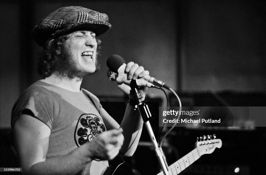 Singer Noddy Holder of British rock band Slade recording a song at ...