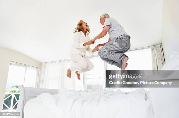 spaß für jedes alter! - old couple jumping stock-fotos und bilder