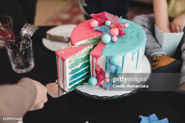 una deliziosa torta tagliata per rivelare il sesso del bambino - torta a strati foto e immagini stock