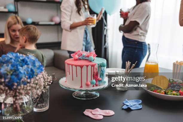 hermoso y delicioso pastel en una fiesta de revelación de género - cupcakes girls fotografías e imágenes de stock