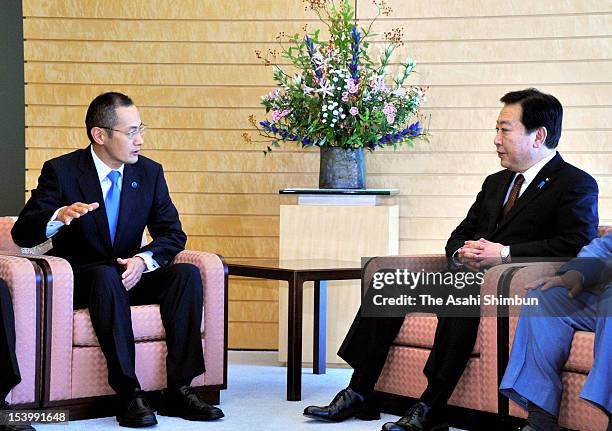 Nobel Prize in Medicine laureate and Kyoto University Professer Shinya Yamanaka speaks to Japanese Prime Minister Yoshihiko Noda at Noda's official...