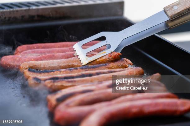 grillade sur une plancha au gaz - grillade stock pictures, royalty-free photos & images