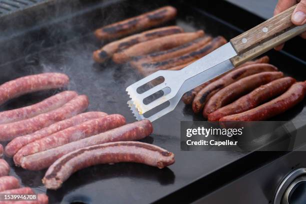 grillade sur une plancha au gaz - grillade stock pictures, royalty-free photos & images