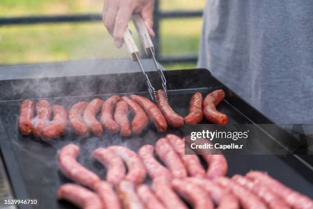 grillade sur une plancha au gaz - grillade stock pictures, royalty-free photos & images