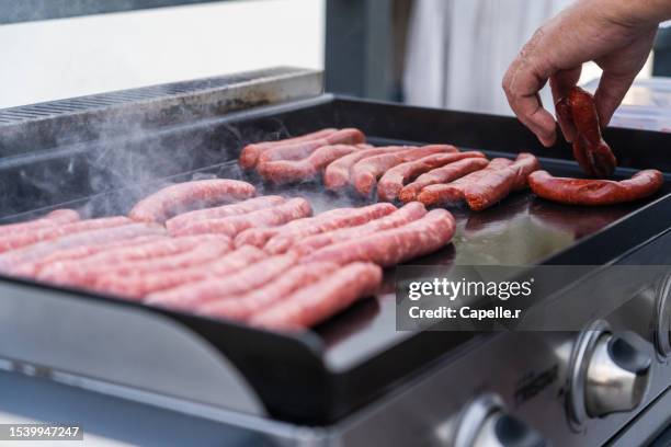 grillade sur une plancha au gaz - grillade stock pictures, royalty-free photos & images