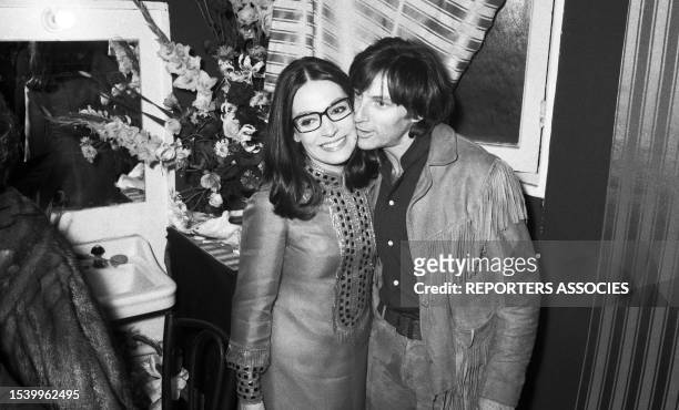 Nana Mouskouri félicitée par Hugues Aufray dans les coulisses de son concert à l'Olympia, en février 1969, à Paris.