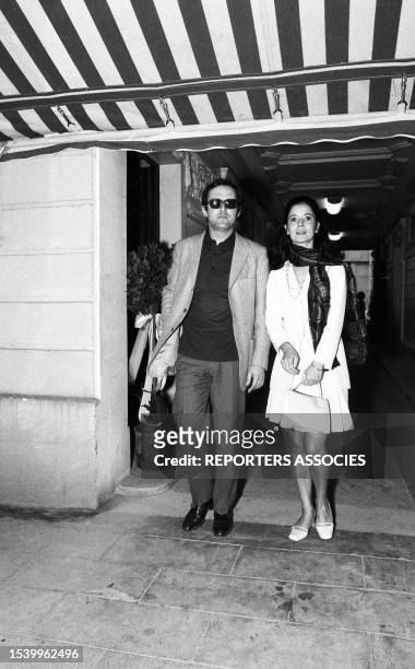 Michel Drach et Marie-José Nat dans la rue à Paris, en 1969.