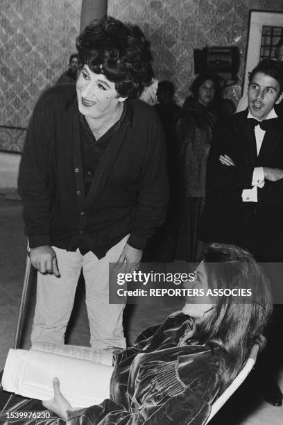 Philippe Noiret déguisé et Anouk Aimée lors du tournage du film 'Justine' au Maroc en octobre 1968