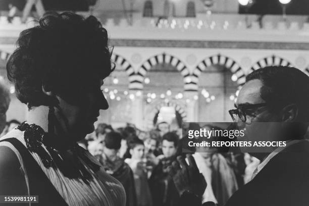 Le réalisateur Joseph Strick et Philippe Noiret déguisé lors du tournage du film 'Justine' au Maroc en octobre 1968
