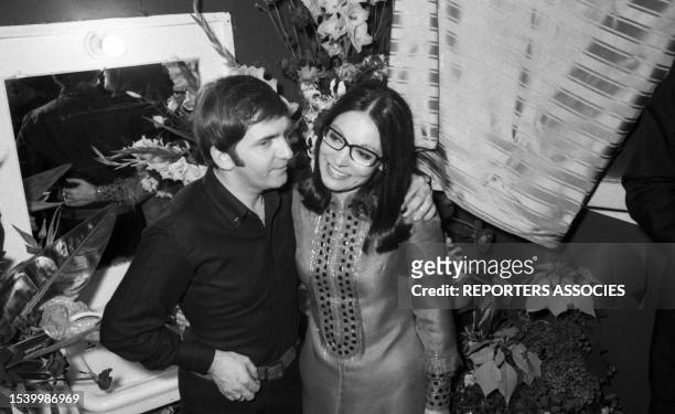 Nana Mouskouri félicitée par son mari, Yorgos Petsilas, dans les coulisses de son concert à l'Olympia, en février 1969, à Paris.