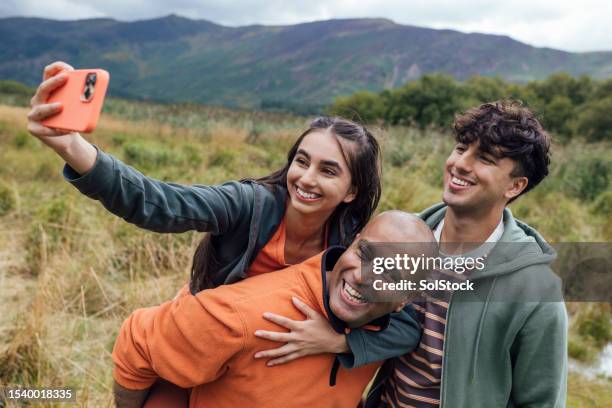 diversión en familia - family selfie fotografías e imágenes de stock
