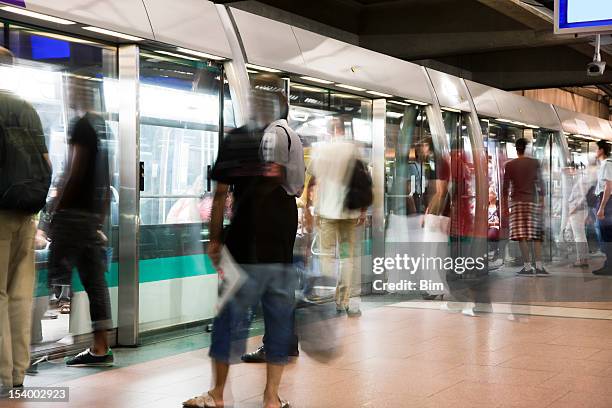 verschwommene menschen in der u-bahn-zug in paris rush hour - ile de france stock-fotos und bilder