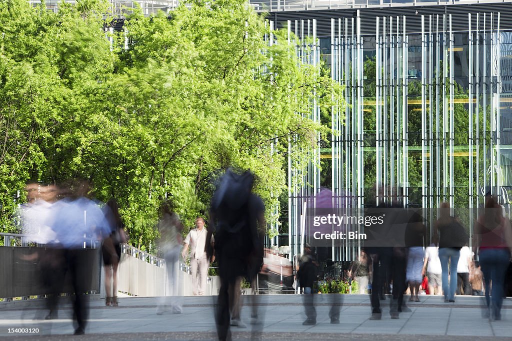 Büro Arbeitnehmer zu Fuß im Finanzviertel, Bewegungsunschärfe, Paris, Frankreich