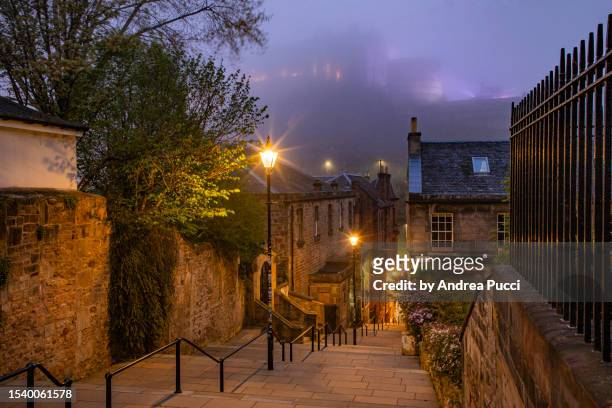 a view of edinburgh castle from the vennel in a foggy night, scotland, united kingdom - ight stock pictures, royalty-free photos & images