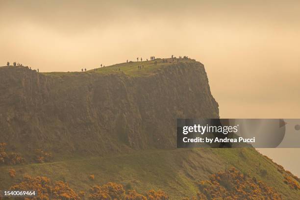 arthur's seat from calton hill, edinburgh, scotland, united kingdom - arthurs seat stock-fotos und bilder