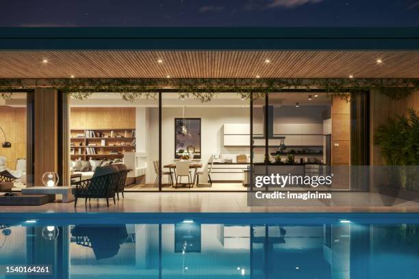 luxushaus mit swimmingpool bei nacht - blick durchs fenster aussenaufnahme haus stock-fotos und bilder