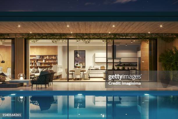 casa di lusso con piscina di notte - luxury interior foto e immagini stock