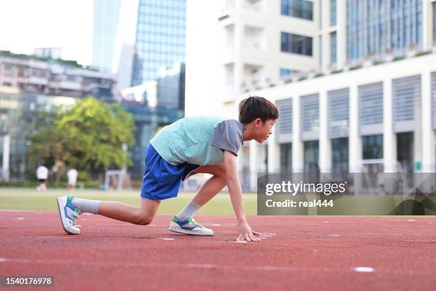 ragazzo sulla pista da corsa. - atletico real foto e immagini stock