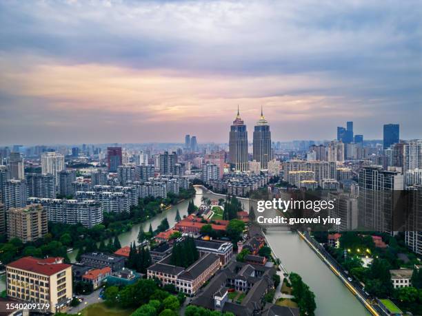 harmonious community and skyscrapers on suzhou river - 上海 fotografías e imágenes de stock