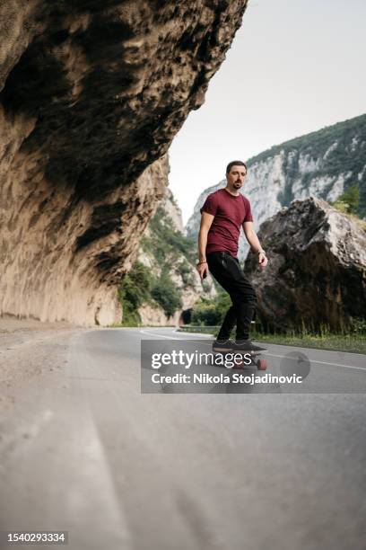 man on electric skateboard - electric skateboard stock pictures, royalty-free photos & images