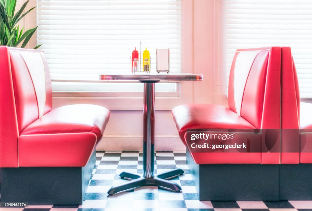Mit Vinyl überzogene Sitze im Retro-Stil im Diner-Restaurant