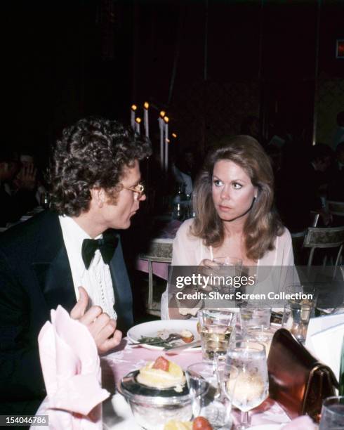 American actress Elizabeth Montgomery dining with French filmmaker Andre Weinfeld, circa 1980.