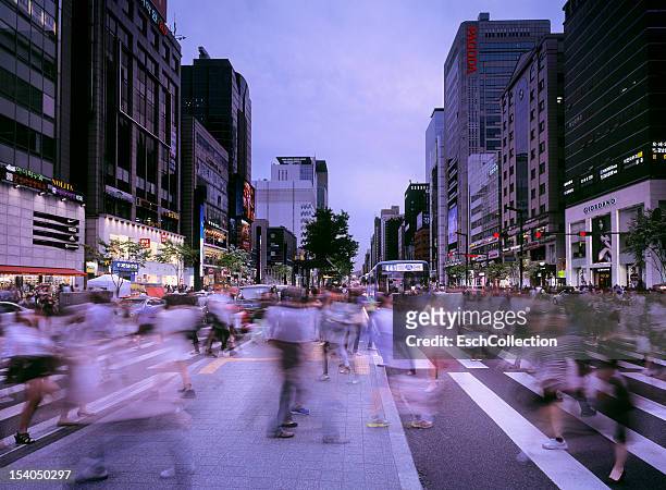 people crossing street at busy gangnam in seoul - corea del sur fotografías e imágenes de stock