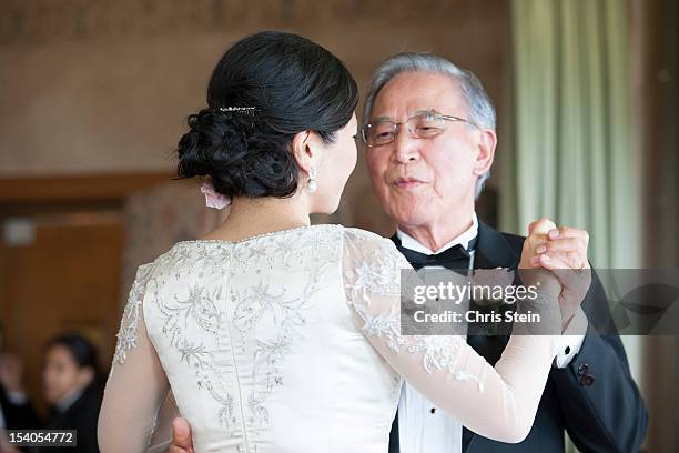 father daughter dance - bride father stock-fotos und bilder