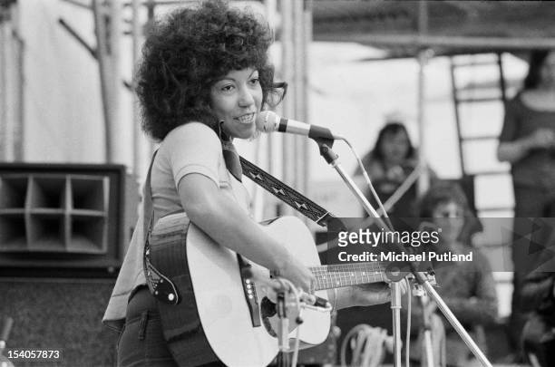 English singer, songwriter and guitarist Linda Lewis performing at the Bickershaw Festival in Greater Manchester, May 1972.