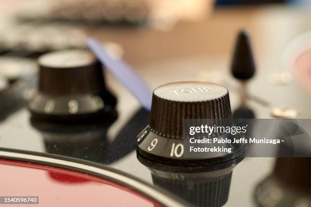 volume knob on electric guitar - gitaarplectrum stockfoto's en -beelden