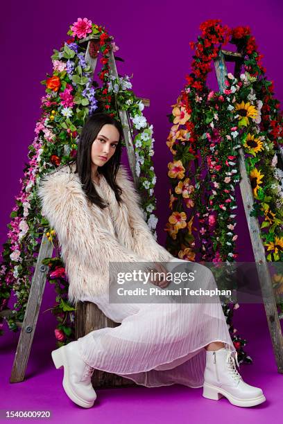 fashionable woman wearing pink dress and fuzzy jacket - 長全身裙 個照片及圖片檔