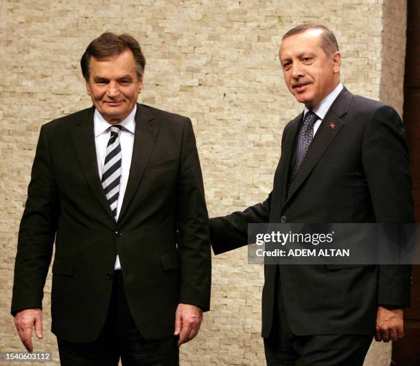 Bosnian President Haris Silajdzic and Turkish Prime Minister Recep Tayyip Erdogan attend a news conference in Ankara on October 12, 2009. AFP...