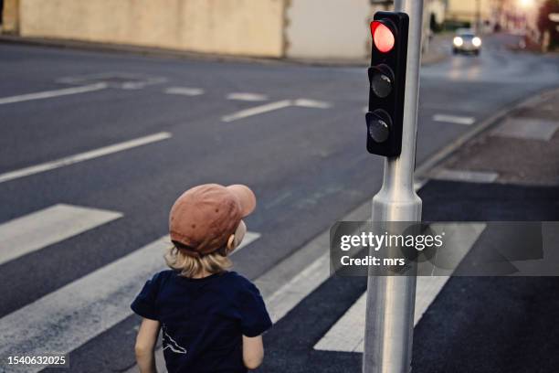 little boy at traffic light crossing - feu de signalisation pour véhicules photos et images de collection