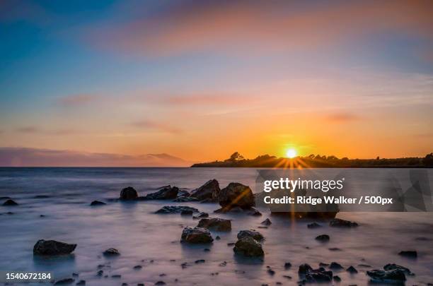 scenic view of sea against sky during sunset - bucht-von-san-francisco stock-fotos und bilder