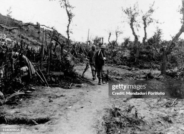 Some wounded soldiers walking along the bank of the river Piave. Musile di Piave, 1910s