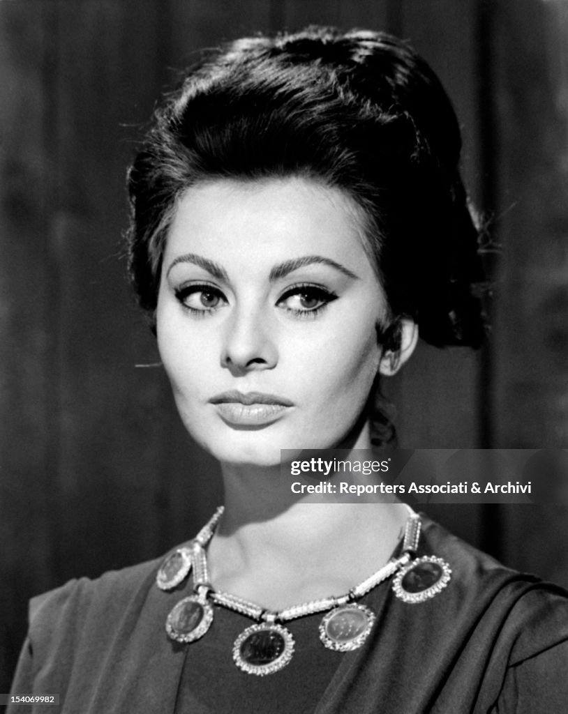 Sophia Loren trying a hairstyle for the movie The Fall of the Roman Empire