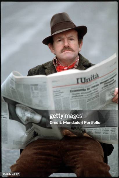 The British actor Colin Blakely as Peppone, holding the newspaper L'Unita. Italy, 1983.
